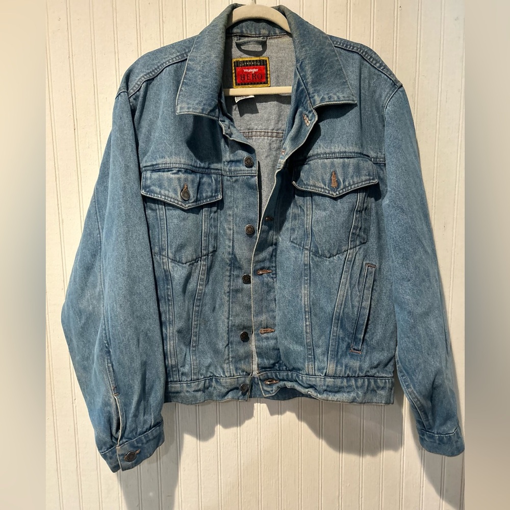 Vintage wrangler hero grunge denim jacket sz large. Casual 90’s